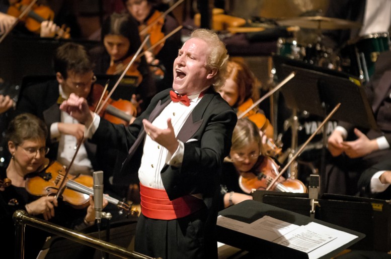 Enrique conducting during the Holiday Pops performance. Photo by Jim Cheek.